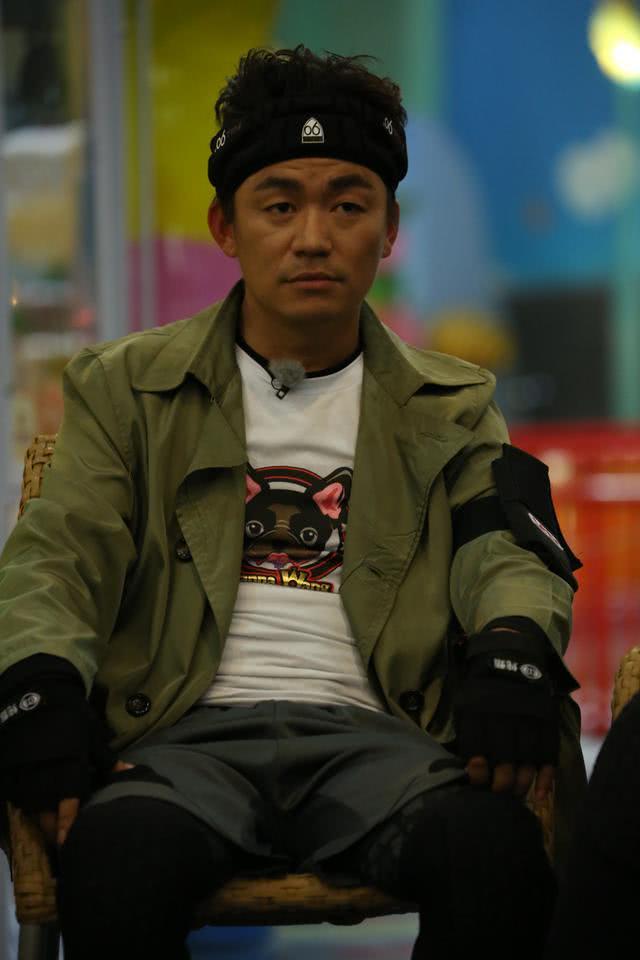 他和王寶強兄弟相稱，跑龍套十年，如今娶大6歲央視主播