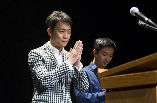 他和王寶強兄弟相稱，跑龍套十年，如今娶大6歲央視主播