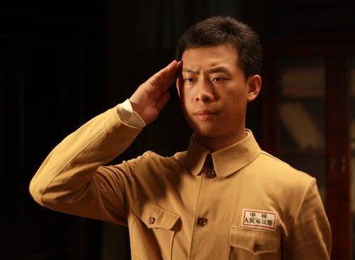 他和王寶強兄弟相稱，跑龍套十年，如今娶大6歲央視主播