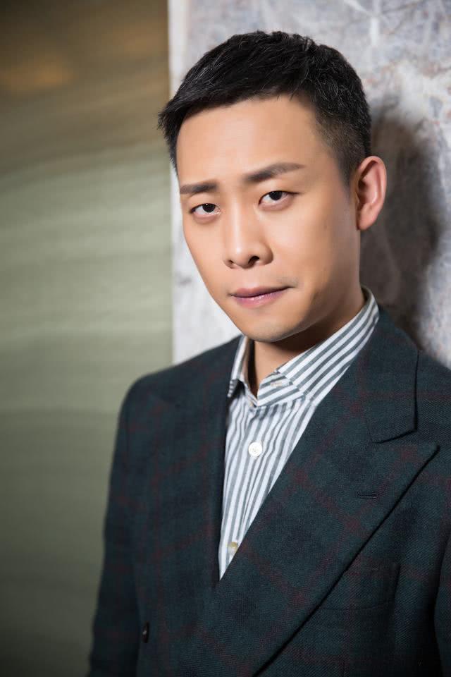 他和王寶強兄弟相稱，跑龍套十年，如今娶大6歲央視主播