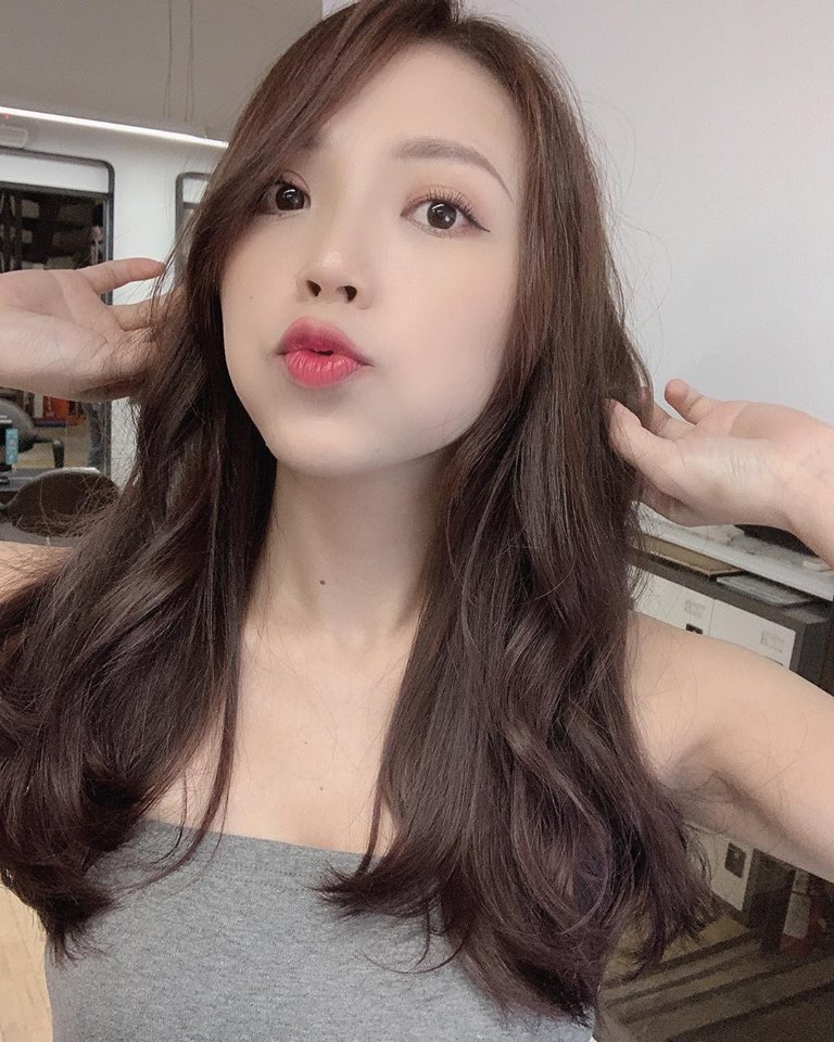 焦點完全模糊！長髮正妹「VivianLiao」吃火鍋讓人視線盯著猛看