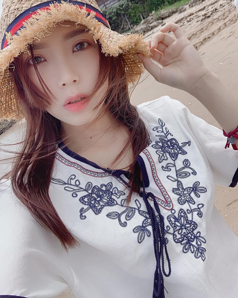焦點完全模糊！長髮正妹「VivianLiao」吃火鍋讓人視線盯著猛看