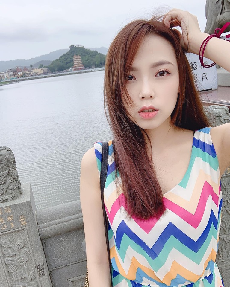 焦點完全模糊！長髮正妹「VivianLiao」吃火鍋讓人視線盯著猛看