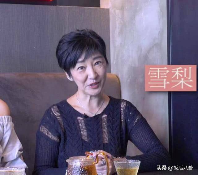54歲雪梨攜女兒接受採訪，如今滿臉皺紋，衰老自此，女兒竟長得這麼像她