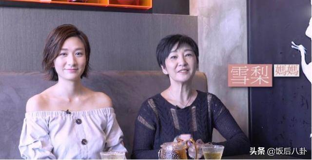 54歲雪梨攜女兒接受採訪，如今滿臉皺紋，衰老自此，女兒竟長得這麼像她