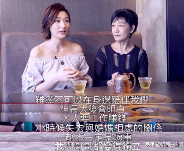 54歲雪梨攜女兒接受採訪，如今滿臉皺紋，衰老自此，女兒竟長得這麼像她