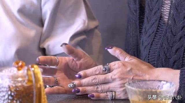 54歲雪梨攜女兒接受採訪，如今滿臉皺紋，衰老自此，女兒竟長得這麼像她