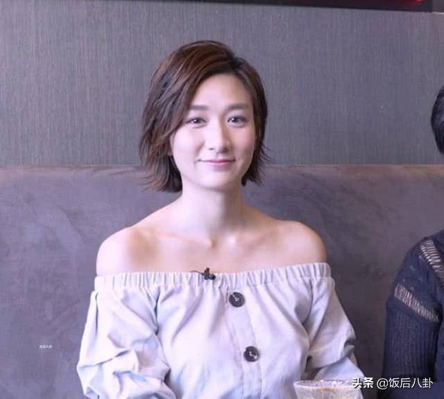 54歲雪梨攜女兒接受採訪，如今滿臉皺紋，衰老自此，女兒竟長得這麼像她