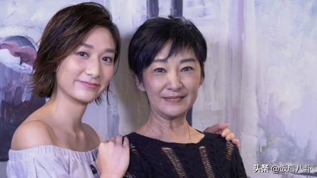 54歲雪梨攜女兒接受採訪，如今滿臉皺紋，衰老自此，女兒竟長得這麼像她
