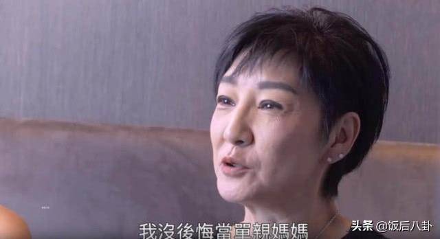 54歲雪梨攜女兒接受採訪，如今滿臉皺紋，衰老自此，女兒竟長得這麼像她