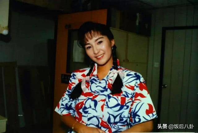 54歲雪梨攜女兒接受採訪，如今滿臉皺紋，衰老自此，女兒竟長得這麼像她