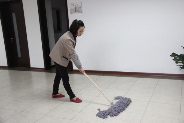 26歲保全戀上42歲清潔阿姨，結果在一起不到一年，阿姨的「難言之隱」讓男生苦不堪言！