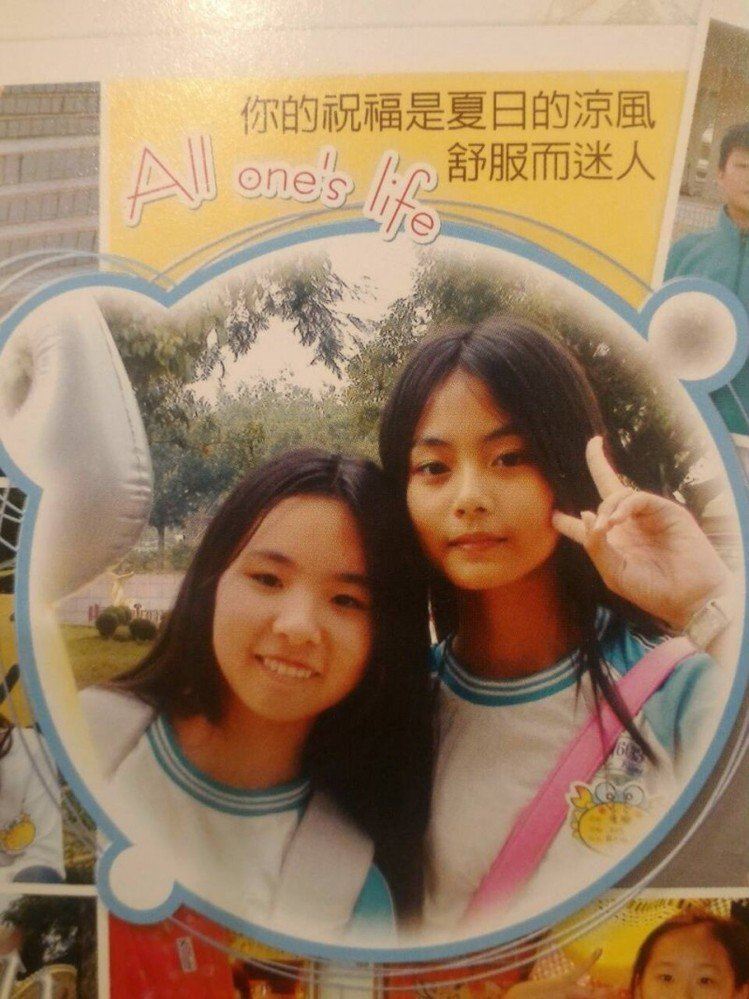 女大十八變！周子瑜國小畢業照曝光「全班最黑」但網友評價不一：確定沒人造