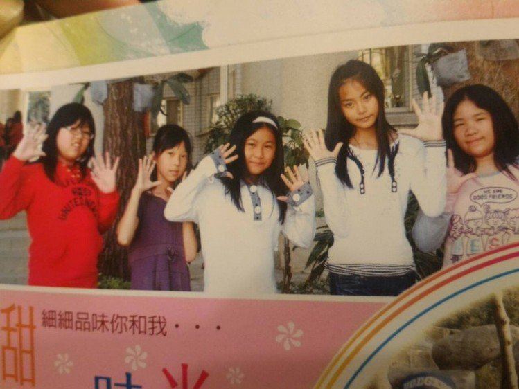 女大十八變！周子瑜國小畢業照曝光「全班最黑」但網友評價不一：確定沒人造