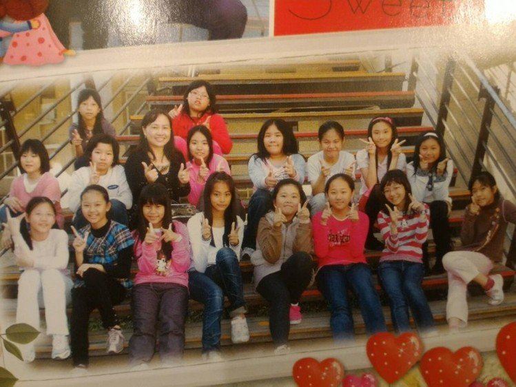 女大十八變！周子瑜國小畢業照曝光「全班最黑」但網友評價不一：確定沒人造