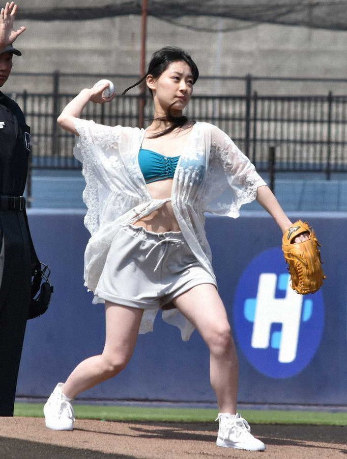 女高中生開球！日網熱議：妹妹好白！