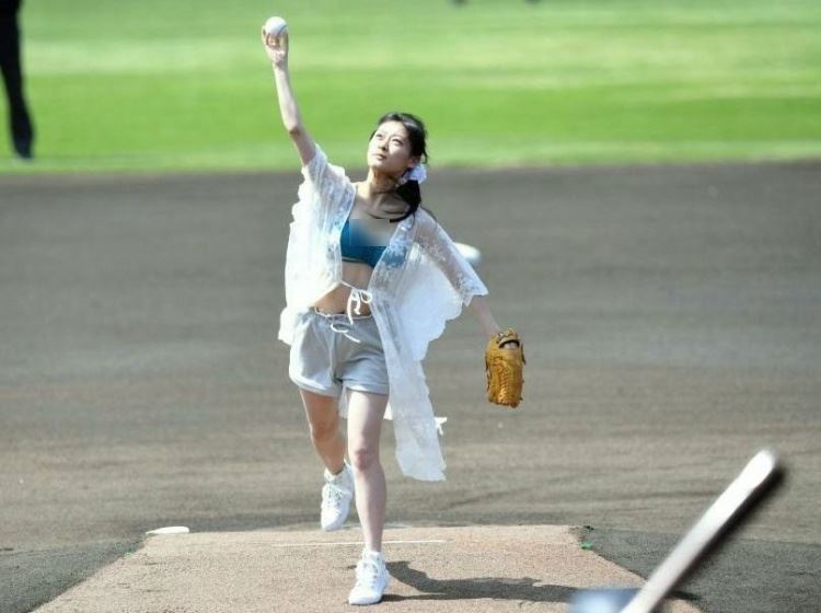 女高中生開球！日網熱議：妹妹好白！