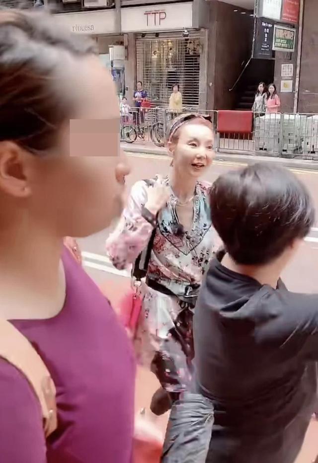 女神去哪了？54歲張曼玉現身彎腰駝背禿眉毛，走路一步跨出一米遠！