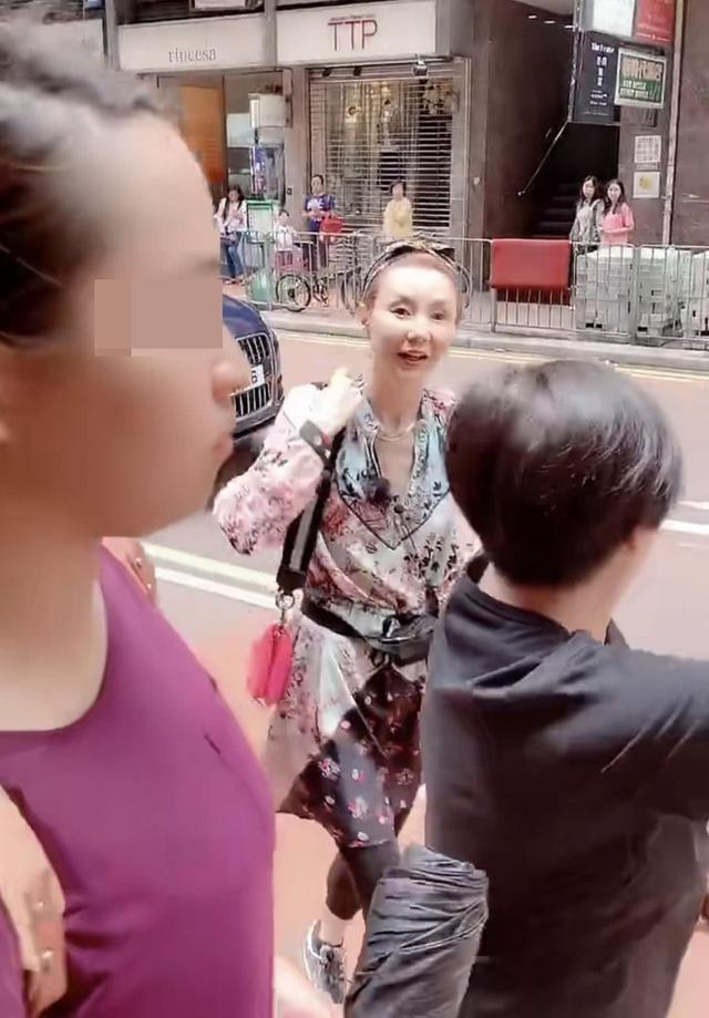 女神去哪了？54歲張曼玉現身彎腰駝背禿眉毛，走路一步跨出一米遠！