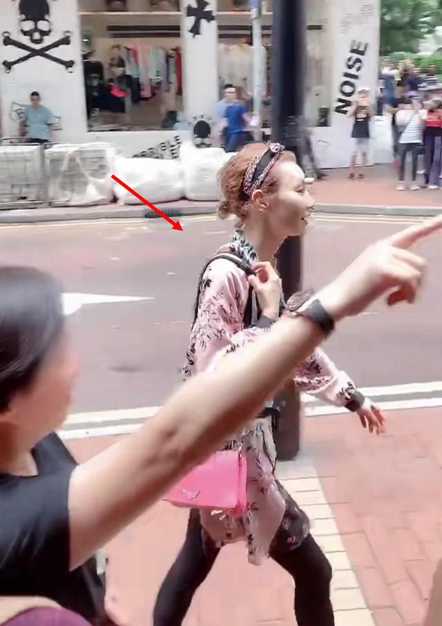 女神去哪了？54歲張曼玉現身彎腰駝背禿眉毛，走路一步跨出一米遠！