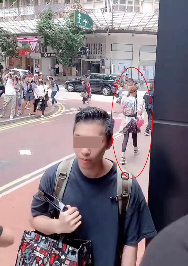 女神去哪了？54歲張曼玉現身彎腰駝背禿眉毛，走路一步跨出一米遠！