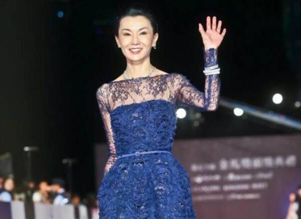女神去哪了？54歲張曼玉現身彎腰駝背禿眉毛，走路一步跨出一米遠！