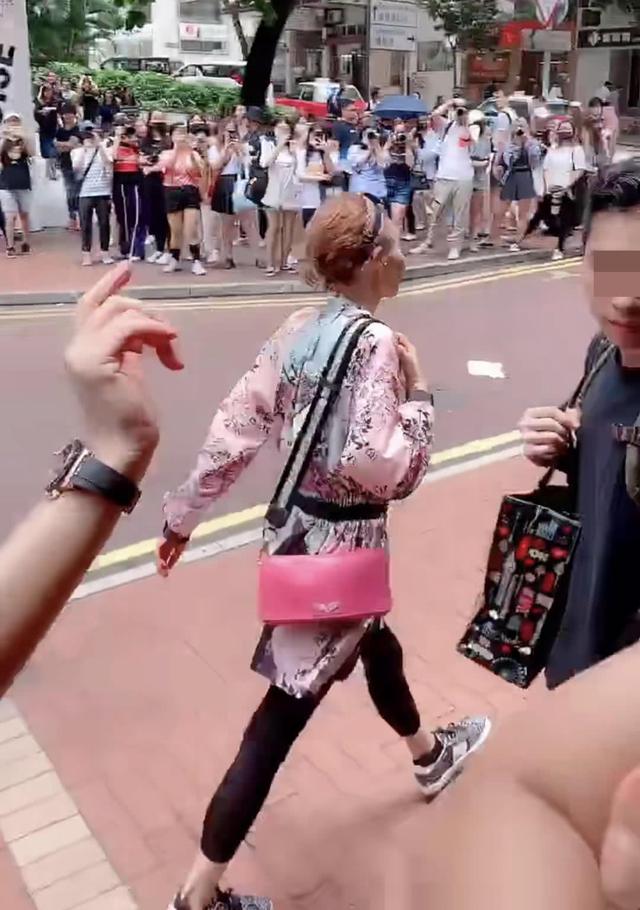 女神去哪了？54歲張曼玉現身彎腰駝背禿眉毛，走路一步跨出一米遠！
