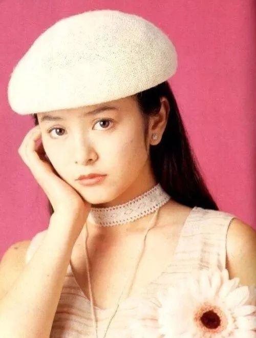 被譽為「1990年代最可愛女孩」葉蘊儀。14歲走紅23歲閃婚27歲「失婚跌落谷底」 如今46歲浴火重生美翻！