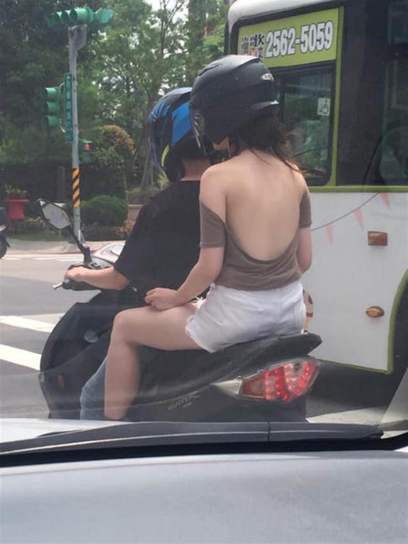 熱到衣服融化？女子火辣上路…