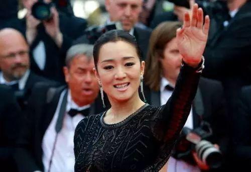 53歲鞏俐嫁給71歲法國女神收割機怎麼了？這麼A才是鞏皇！