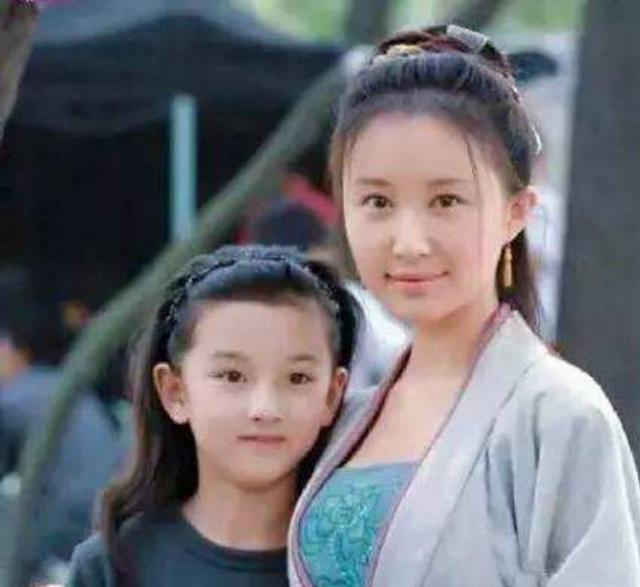 兩姐妹都是童星出道87年的姐姐完全不輸98年的妹妹，基因強大