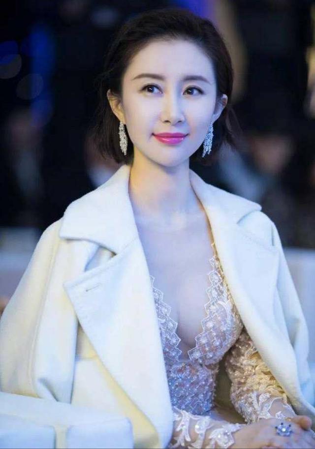 兩姐妹都是童星出道87年的姐姐完全不輸98年的妹妹，基因強大