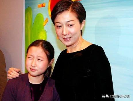 房祖名發文支持妹妹吳卓林，就差父親成龍來表態了！