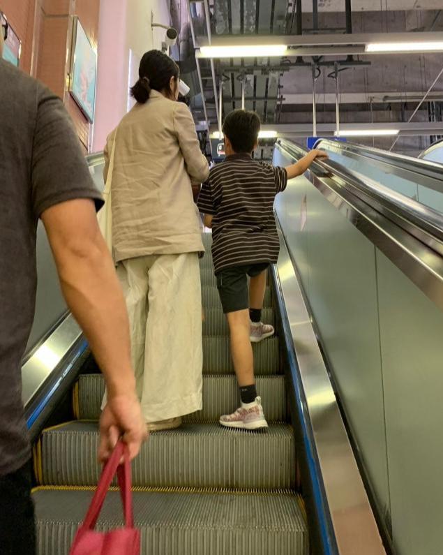 謝安琪親自接兒子放學，不開車卻搭地鐵，11歲兒子這一動作被大讚
