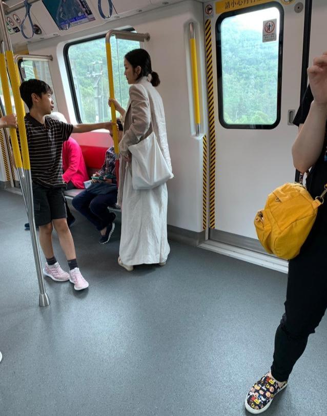 謝安琪親自接兒子放學，不開車卻搭地鐵，11歲兒子這一動作被大讚