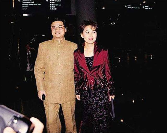 55歲陳秀雯帶兒還夫債十年，跟親妹反目，8年後近照曝光已離婚不做賢妻，網友：早該如此