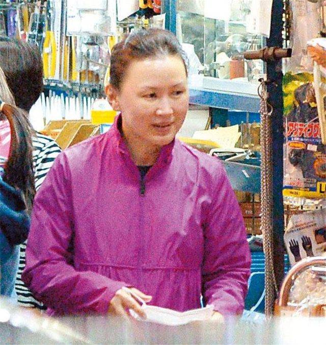 55歲陳秀雯帶兒還夫債十年，跟親妹反目，8年後近照曝光已離婚不做賢妻，網友：早該如此