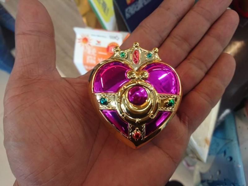 老婆拿特製的悠遊卡要先生幫忙買東西，結帳時眾目睽睽「掏出來」整個難為情！！直呼：「果然被月亮懲罰了」