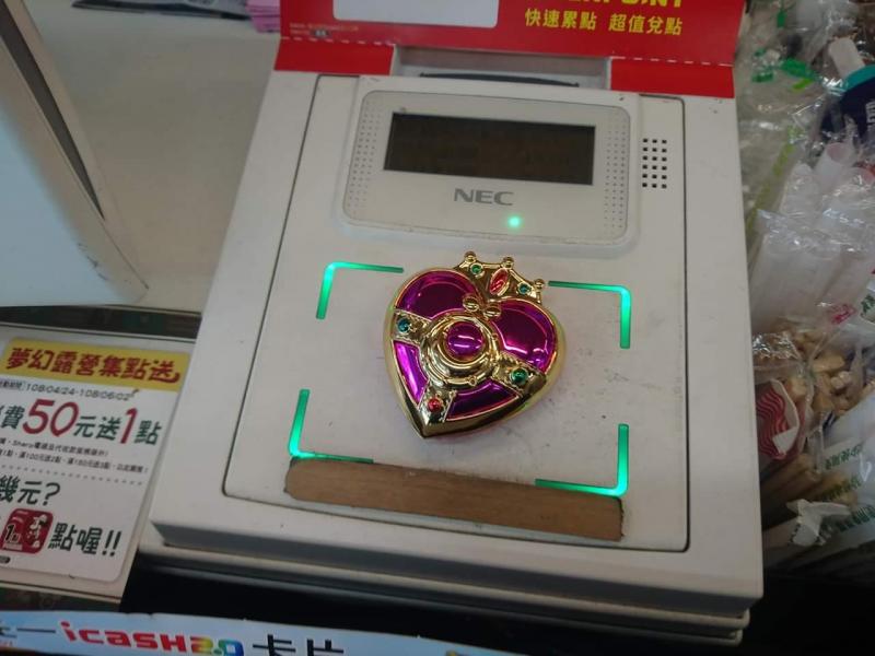 老婆拿特製的悠遊卡要先生幫忙買東西，結帳時眾目睽睽「掏出來」整個難為情！！直呼：「果然被月亮懲罰了」