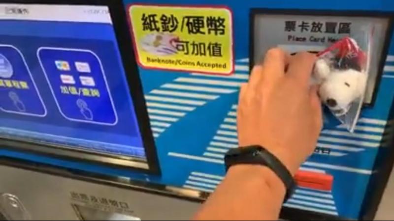 老婆拿特製的悠遊卡要先生幫忙買東西，結帳時眾目睽睽「掏出來」整個難為情！！直呼：「果然被月亮懲罰了」