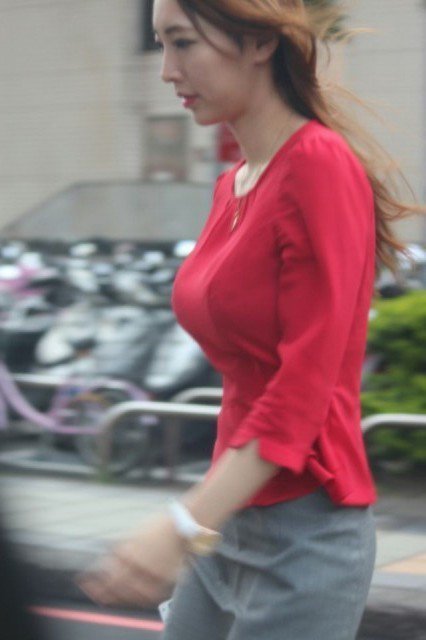 江子翠台新銀行超兇櫃姐 網友驚呼：第二張好兇猛啊 快揪團去開戶惹。。。