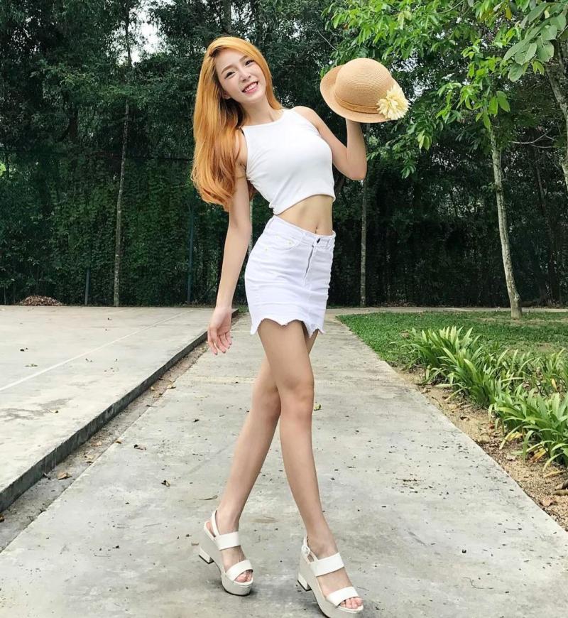 腿控注意！正妹女大生一抹甜笑太動人 網友：我太可以！