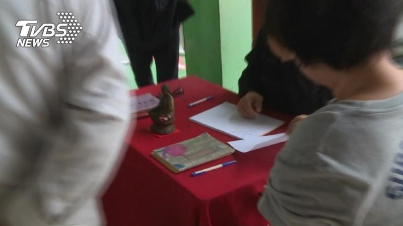 算命說時辰未到！她硬撐17小時「羊水流乾」堅信女兒公主命　狂拖時間「孩子出來後」醫生秒傻眼 