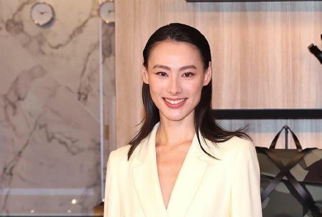 梁洛施ins曬男生照片！眾人議論紛紛，粉絲：巴尼叔叔？