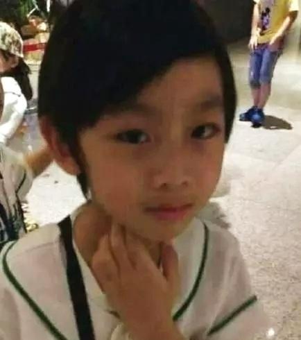 Kimi長大了，大眼睛長睫毛也拯救不了顏值，浪費了林志穎的好基因