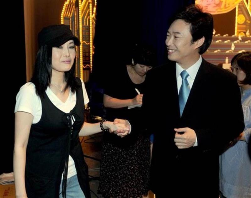 還不求婚？56歲江蕙傳「不結婚就等費玉清」　郭台銘說溜嘴「他們交往過」女方回應了 