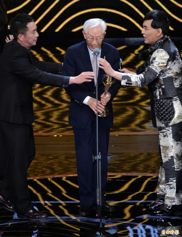 國寶級演員太猛！90歲高振鵬「從不帶劇本」　正式開拍後「大師級實力驚人」：演到人生最後一刻