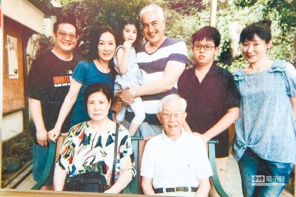 國寶級演員太猛！90歲高振鵬「從不帶劇本」　正式開拍後「大師級實力驚人」：演到人生最後一刻