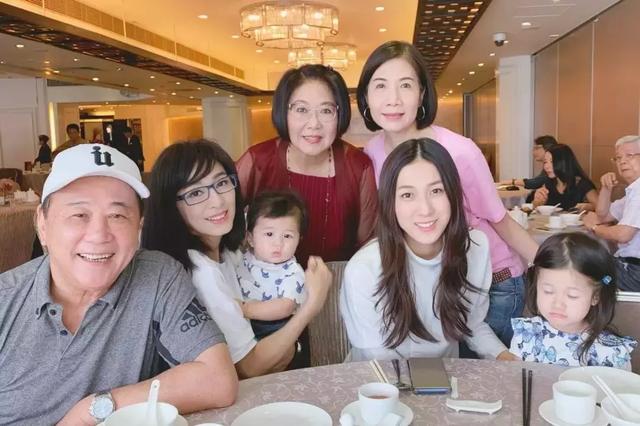 米雪跟妹妹「李莫愁」合影顯年輕，她跟男友相愛26年終是有緣無份