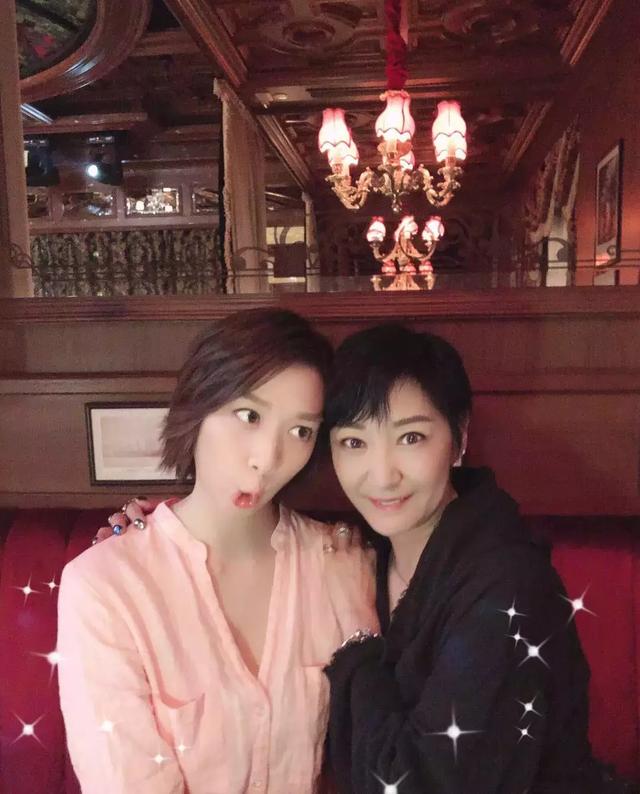 米雪跟妹妹「李莫愁」合影顯年輕，她跟男友相愛26年終是有緣無份